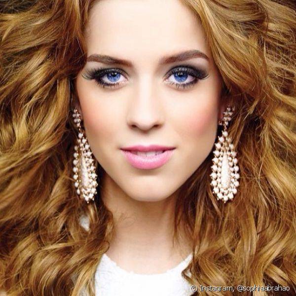 Olhos esfumados, com o canto interno iluminado e c?lios super alongados foram usados pela atriz em uma das fotos de seu Instagram